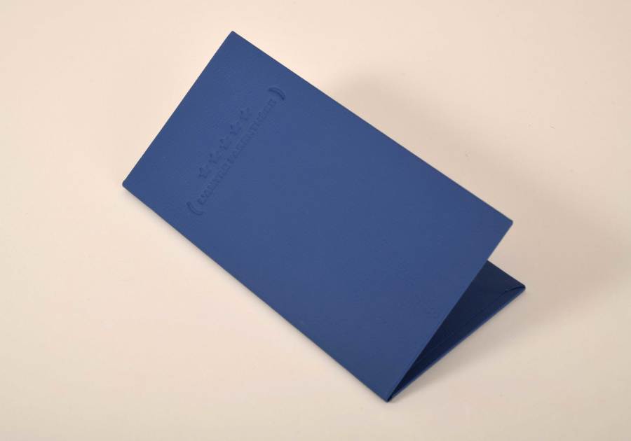 Porta cuentas de cuero azul con marcas