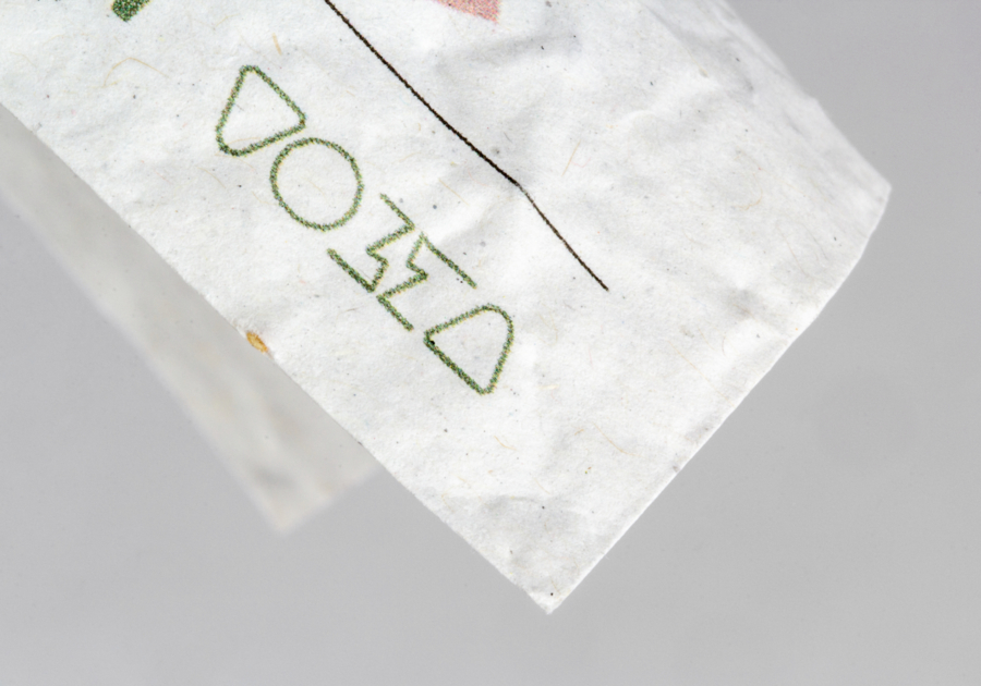 Detalle de papel con semillas de flores silvestres bárbaras