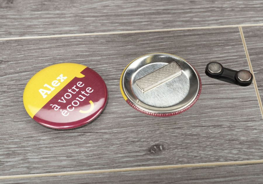 Badge rond en métal Système d'attache par aimants