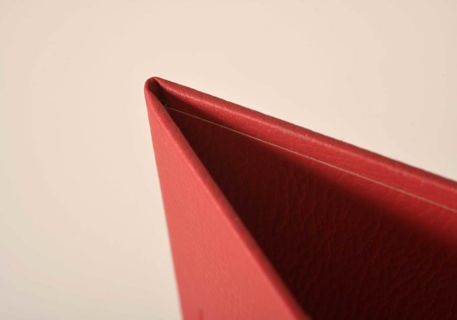 Porta cuentas roja con zoom en el pliegue