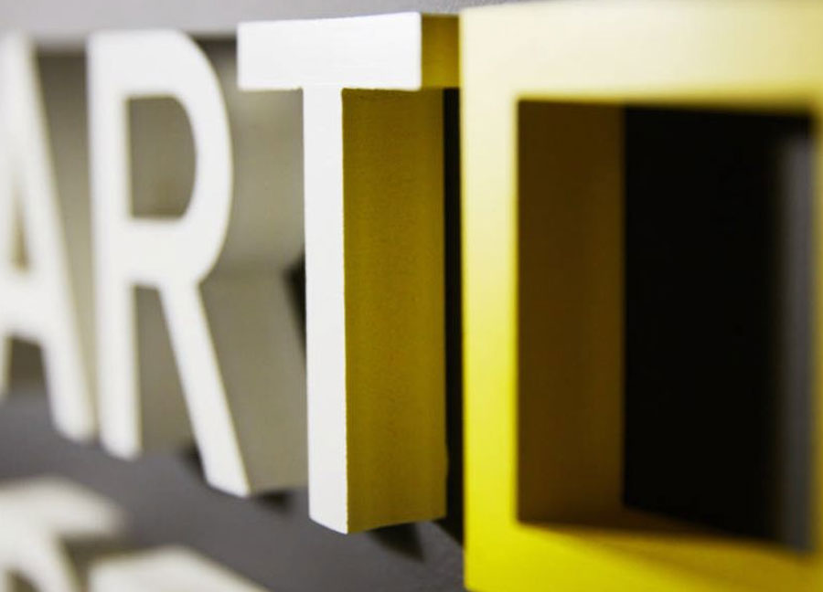Letras y logotipo 3D en PVC blanco satinado y PVC blanco tintado