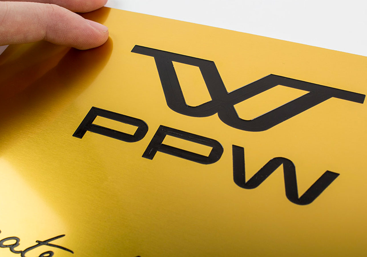 Placa de aluminio dorado brillante