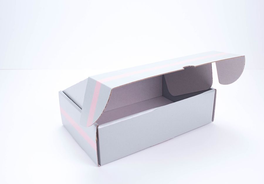 Caja de envío con solapa semiabierta
