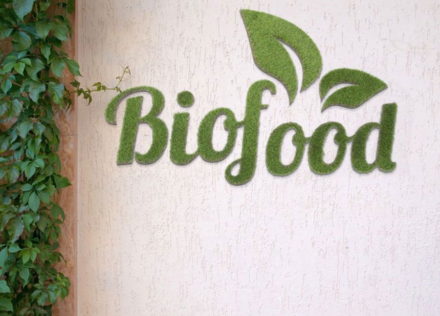 Letra y logotipo en dibond con planta sintética bio food