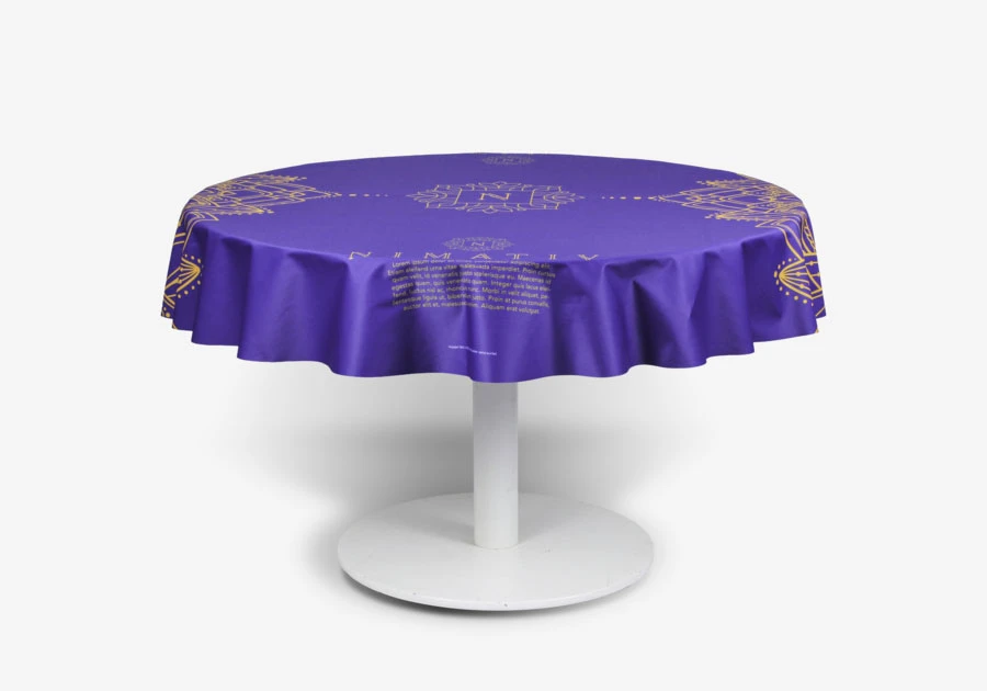 Mantel de mesa personalizado en una mesa redonda