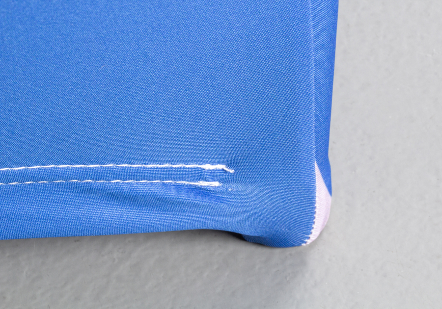 Mesa plegable con tela bajo los pies