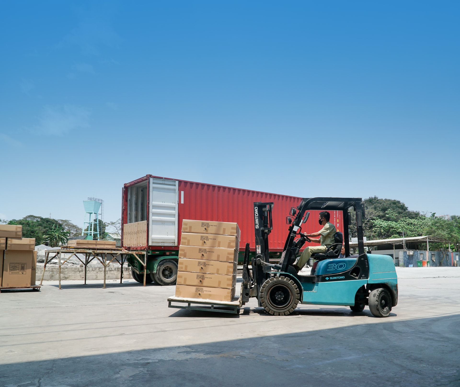 Do you want to transport a large amount of goods? Choose FTL full truck loads. Thanks to the extensive transport network, we will quickly arrange your transport. | Omida Logistics