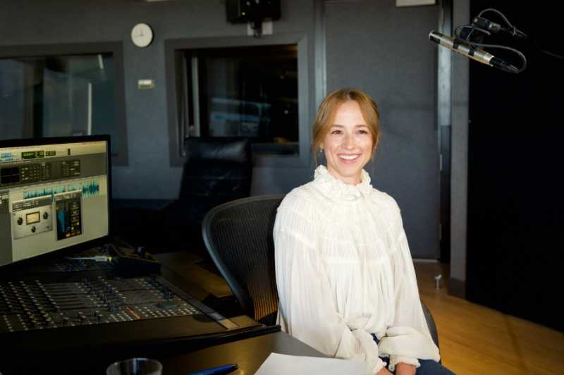 Karine Vanasse assise devant la console de production d’un livre audio québécois