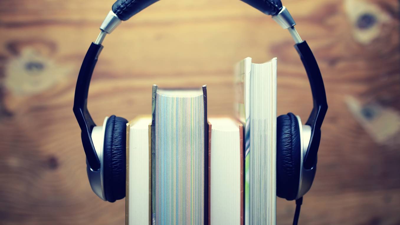 Come combinare la lettura di libri con l'ascolto degli audiolibri su Audible: i consigli dall’audiolibraia