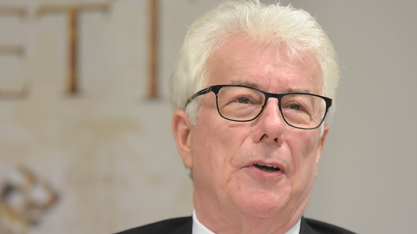 Ken Follett über „Never“, die Nuklearkatastrophe und Transfrauen in Thrillern