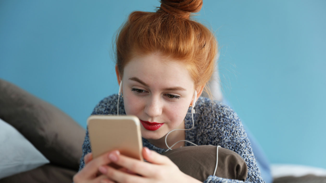postBlogIt - PostBlogIt adolescente con auricolari e smartphone