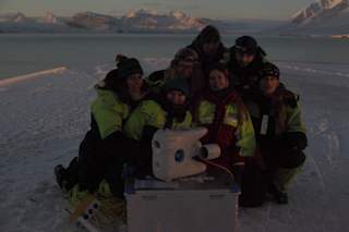 Gruppe med studenter sammen med PioneerOne