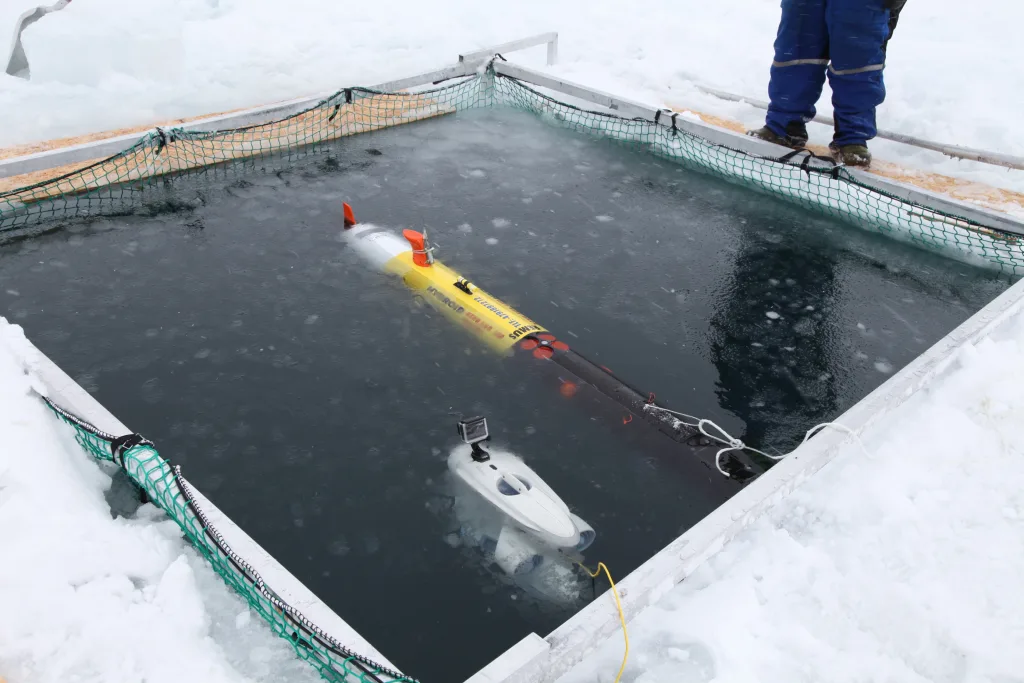 Blueye Pioneer and AUV REMUS 100 in the ice hole