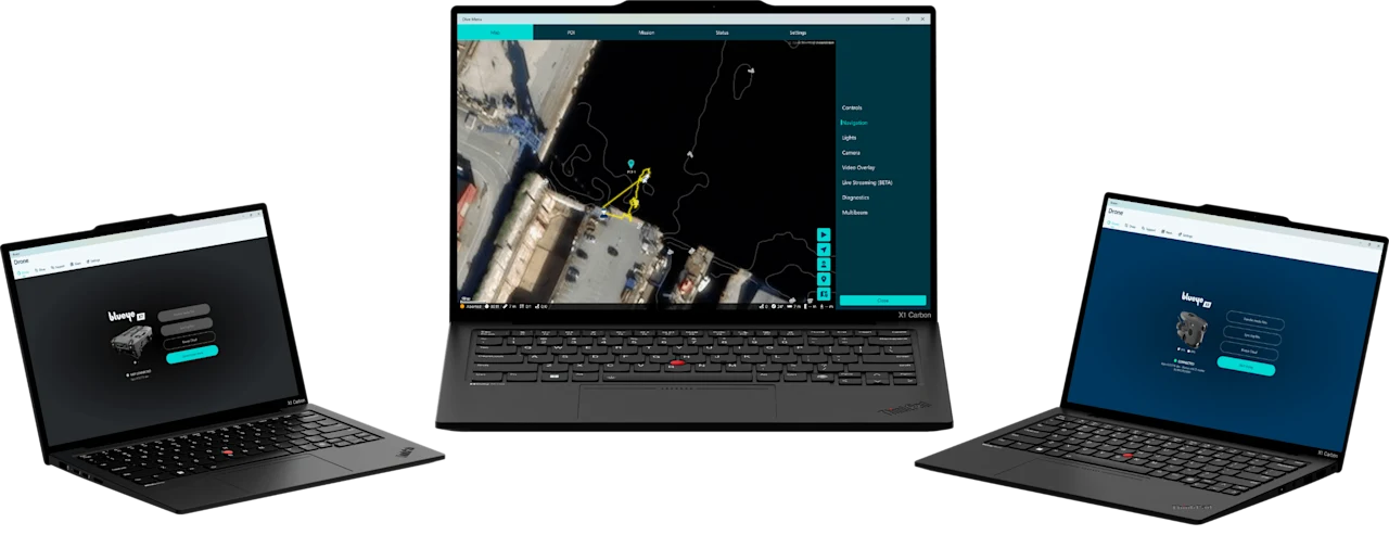 Tre Windows-bærbare datamaskiner som kjører Blueye-appen — tilkoblingsskjermen, det direkte dykkekartet med navigasjonsmenyen åpen, og dronens medie- og filoverføringsalternativer