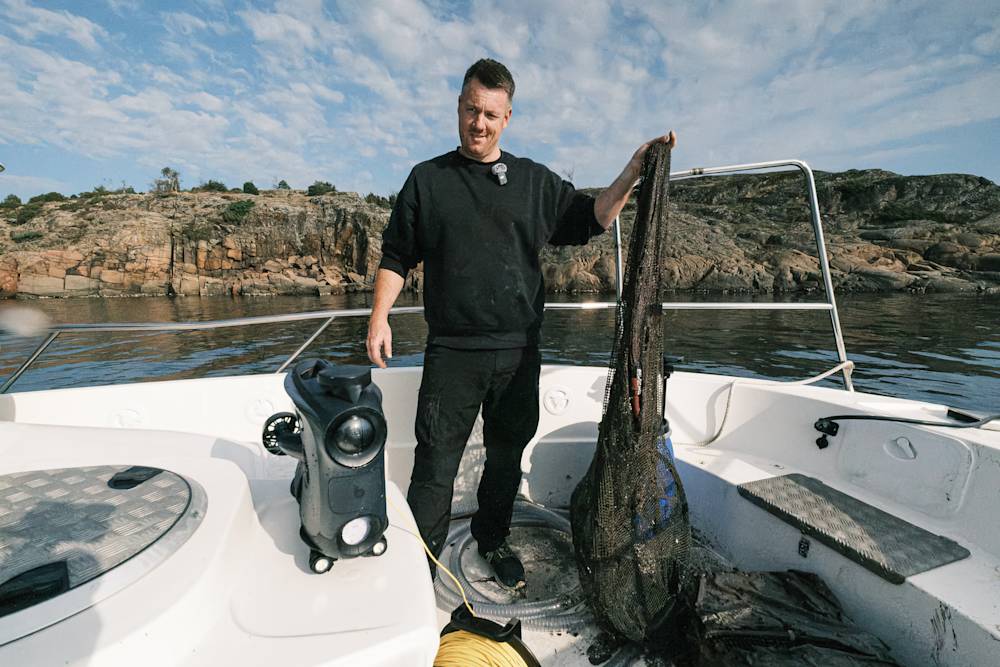 Arild Karlsen with the Blueye X3 Ultra on his boat. 