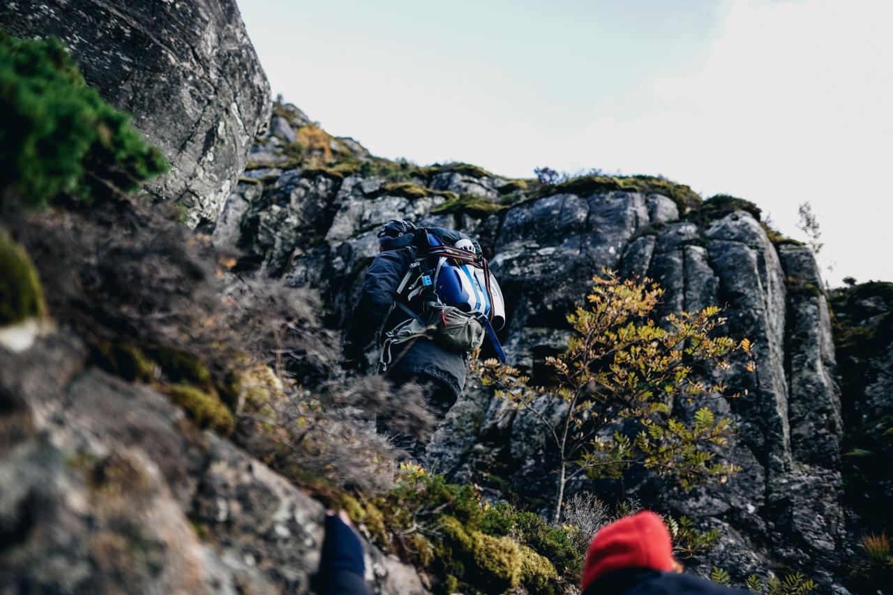 Teamet klatrer opp til fjellsprekken