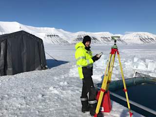 PhD student og AUV ekspert Petter Norgren etablerer nøyaktig posisjon for hull i isen
