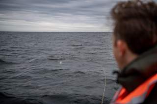 Expressen reporter looking at drone - NORDSTREAM Byline Alex Ljungdahl - Expressen 10