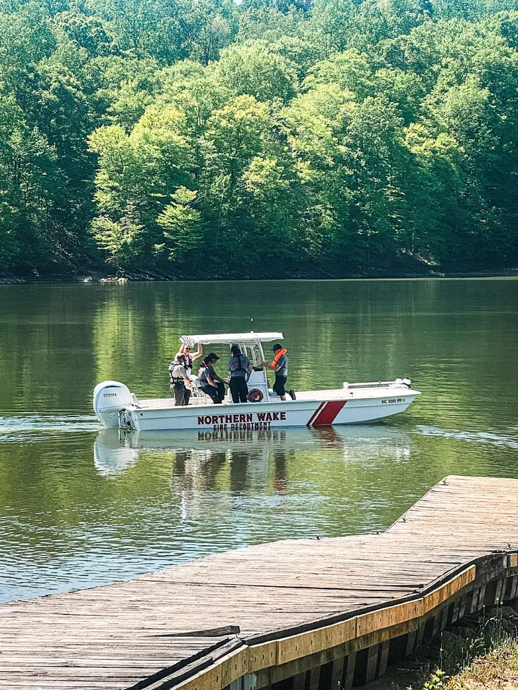 Et mannskap fra Northern Wake Fire Department om bord i BayRideren på Falls Lake