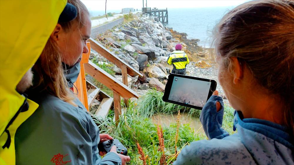 Students from UiT looking at their dive