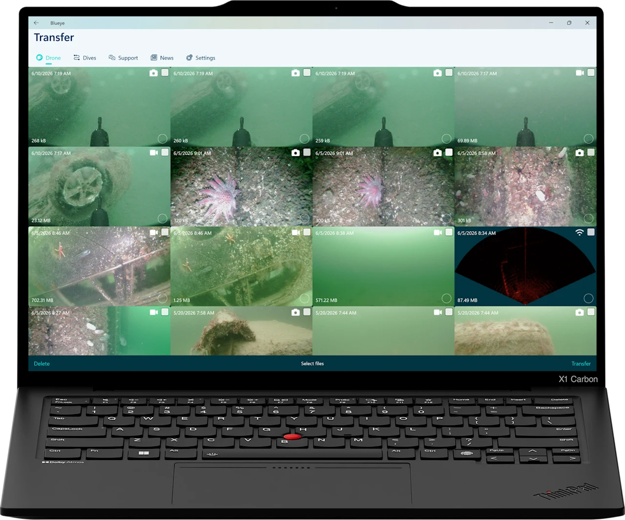 Blueye-appen for Windows som viser filoverføringsvisningen — et rutenett med dykkebilder og videoer med filstørrelser, inkludert et multibeam-sonaropptak, på en bærbar PC