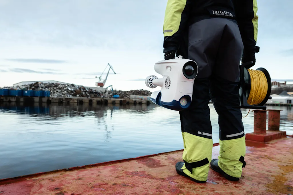 Operator holding the Blueye Pro