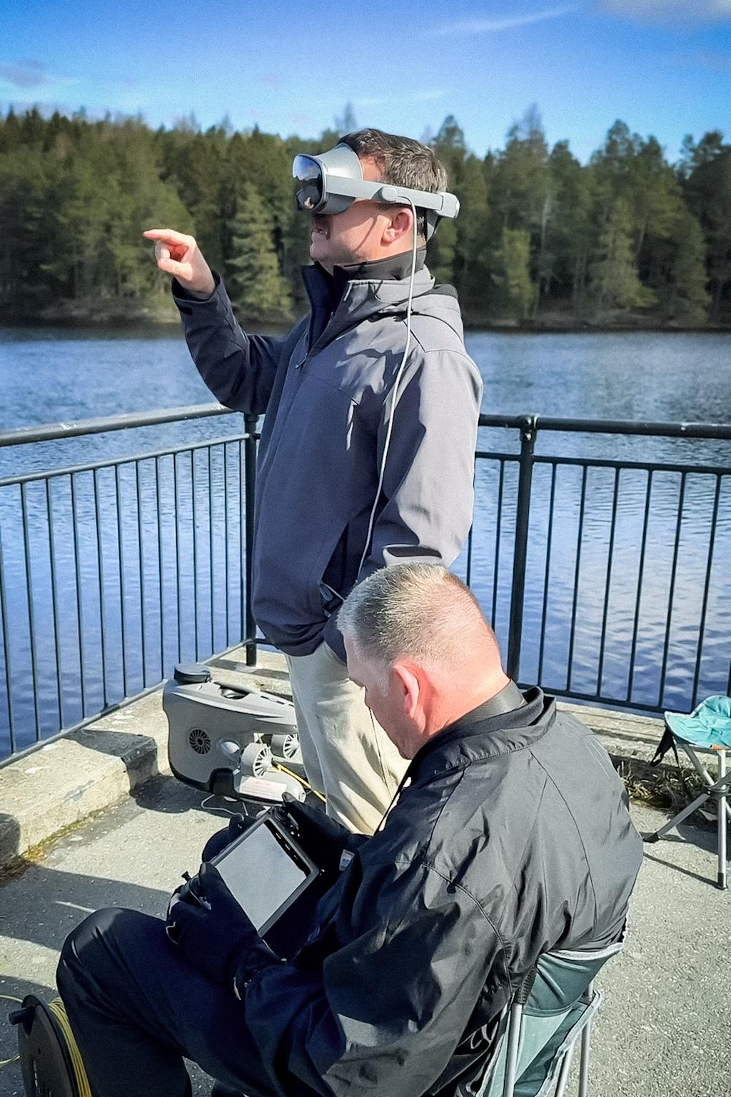 Battalion Chief Ryan Walsh ser videostrømmen fra Blueye X3 gjennom Samsung Galaxy XR mens Captain Adam Stuart styrer ROVen