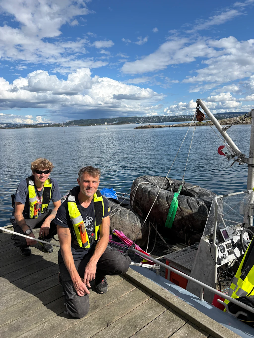 Crew from Marinreparatørene with recovered tires