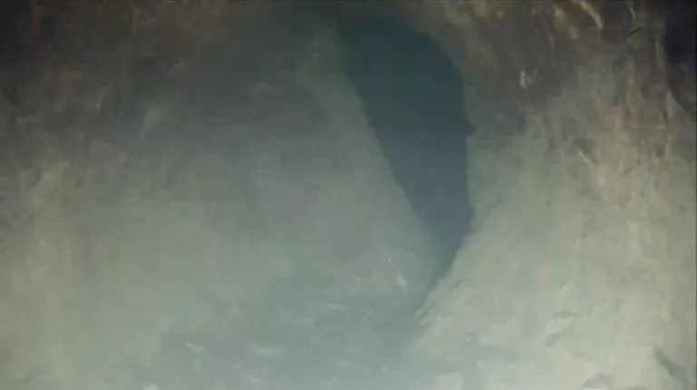 The aquatic drone is on its way to the narrow passage in the well. In the end of the first room the narrow passage appears.