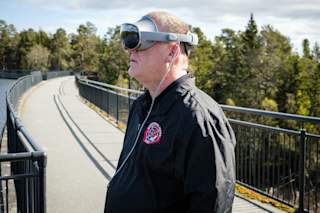 Battalion Chief Ryan Walsh med Apple Vision Pro ved Baklidammen