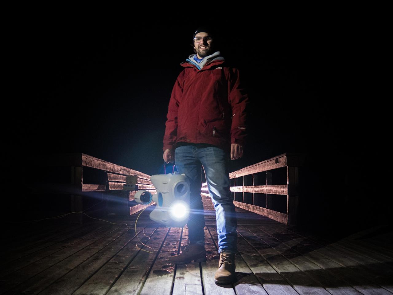 Electrical and software einger Borja klar for nattdykk med PioneerOne undervannsdrone