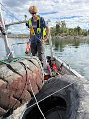 Marinreparatørene – crew aboard with recovered tires