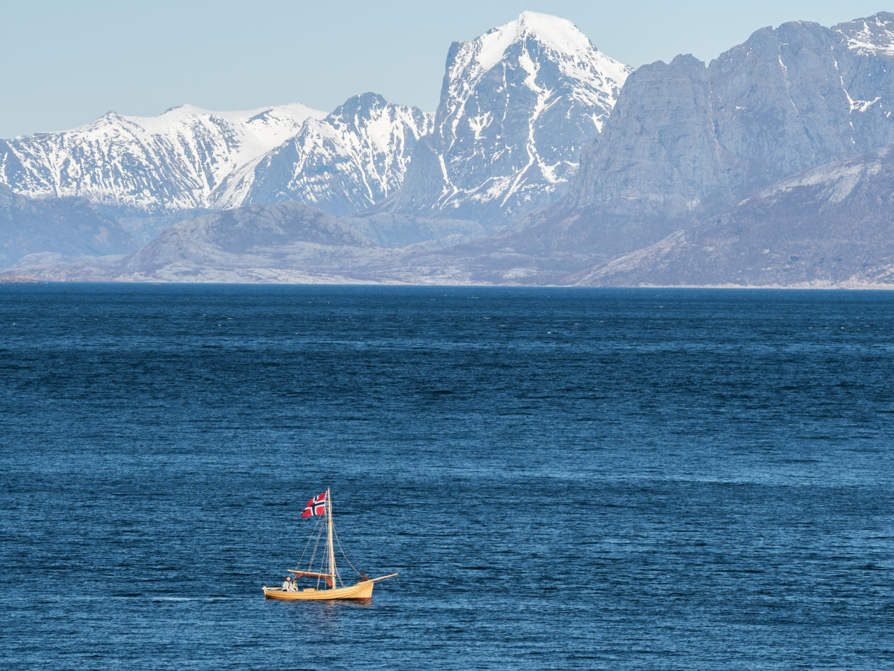 En liten trebåt like ved polarsirkelen