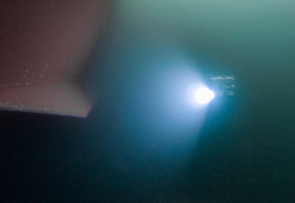 En Blueye Pioneer undervannsdrone inspiserer et skrog