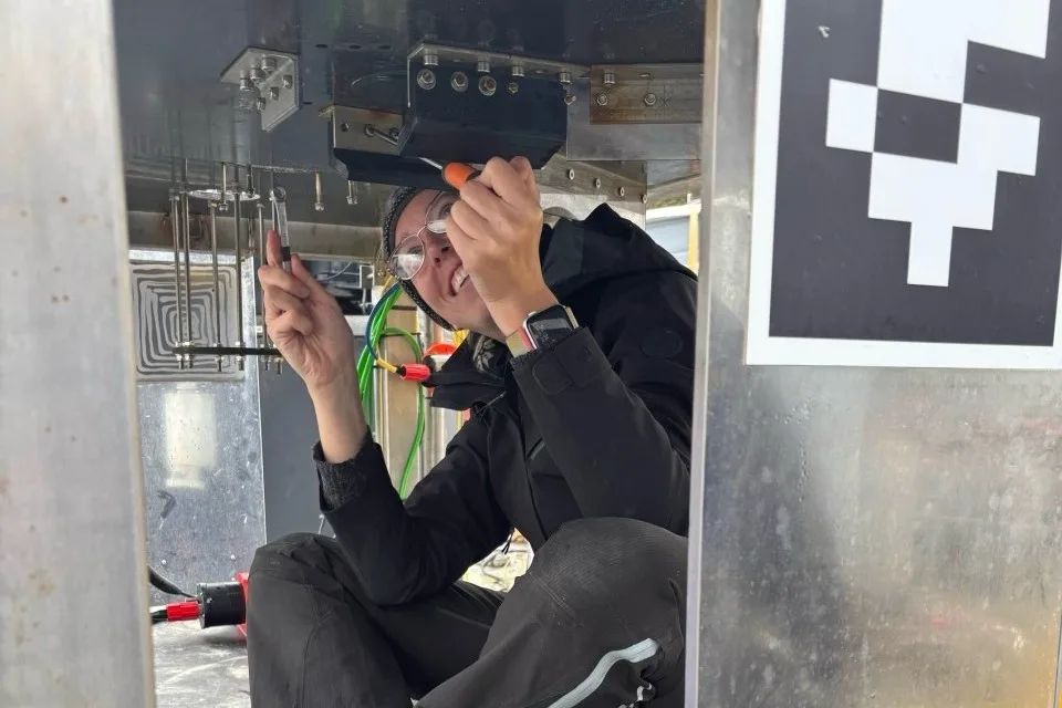 Viewing position track in the office