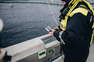 Styring av dronen fra merdekanten