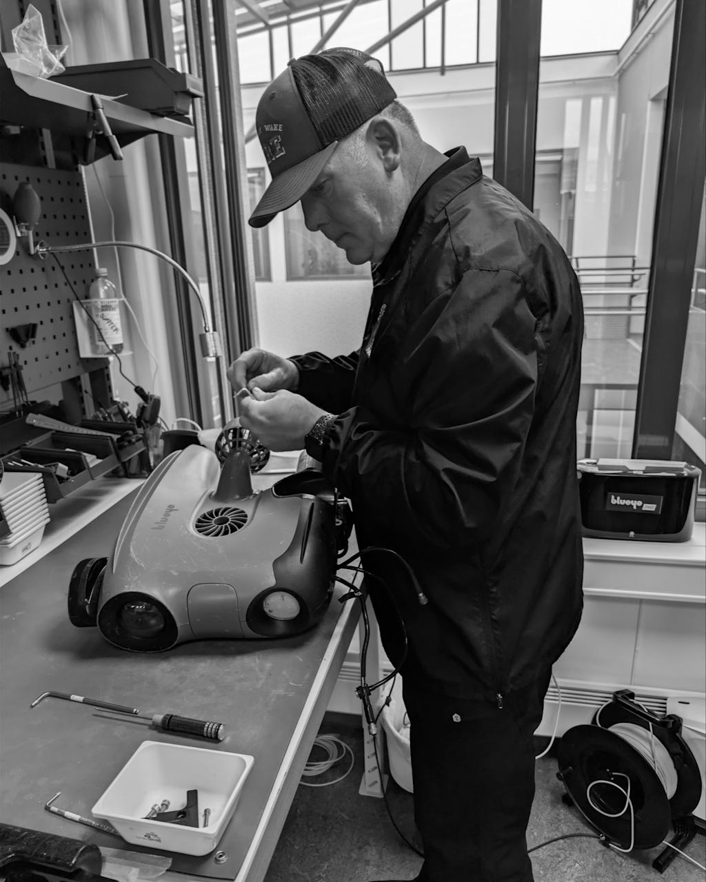 En Northern Wake-offiser jobber med Blueye X3 ved en servicebenk i Trondheim