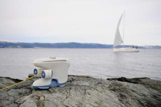 En seilbåt glir forbi