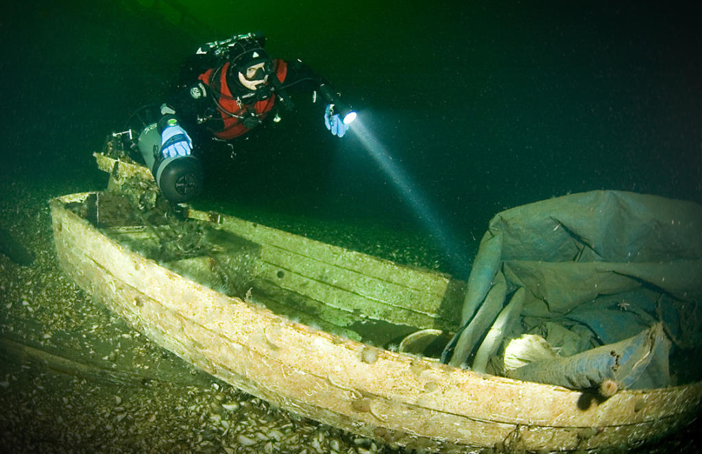 A sunken dinghy. Photo: Fredrik Myhre