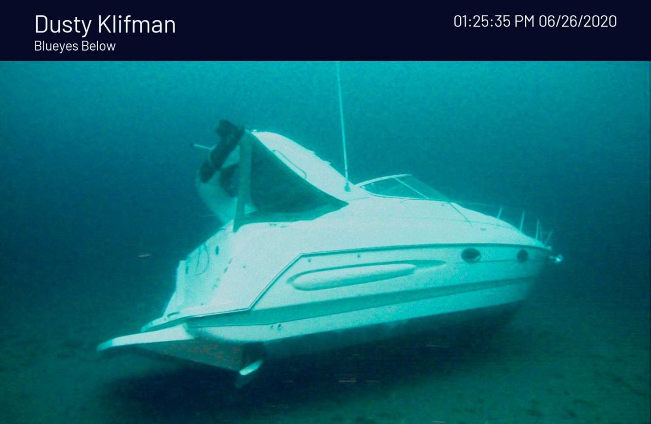Sunket båt på bunnen av Lake Michigan