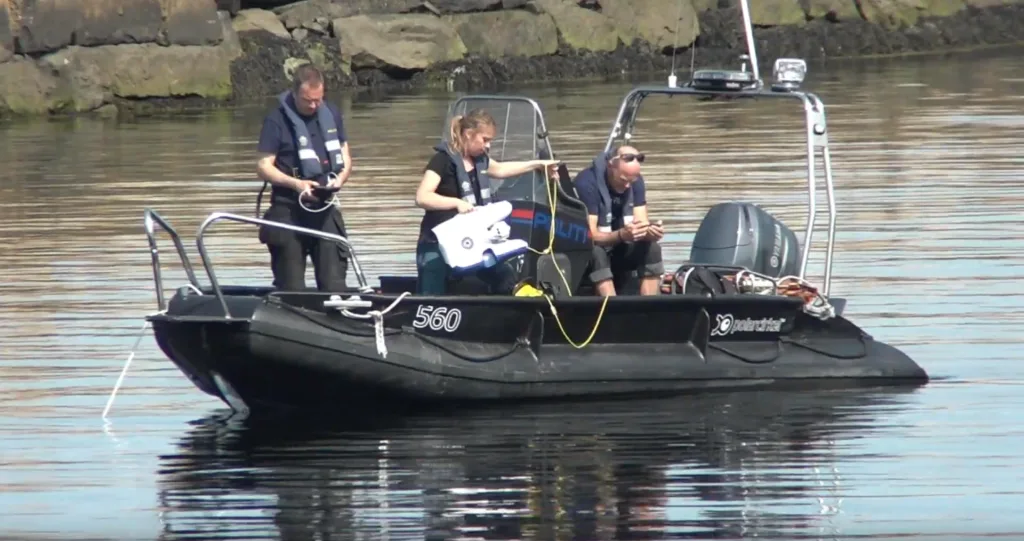Norsk politi bruker en undervannsdrone fra Blueye fra båt