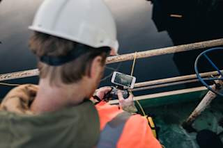 Jørn manøvrerer en av Blueye Pioneerene