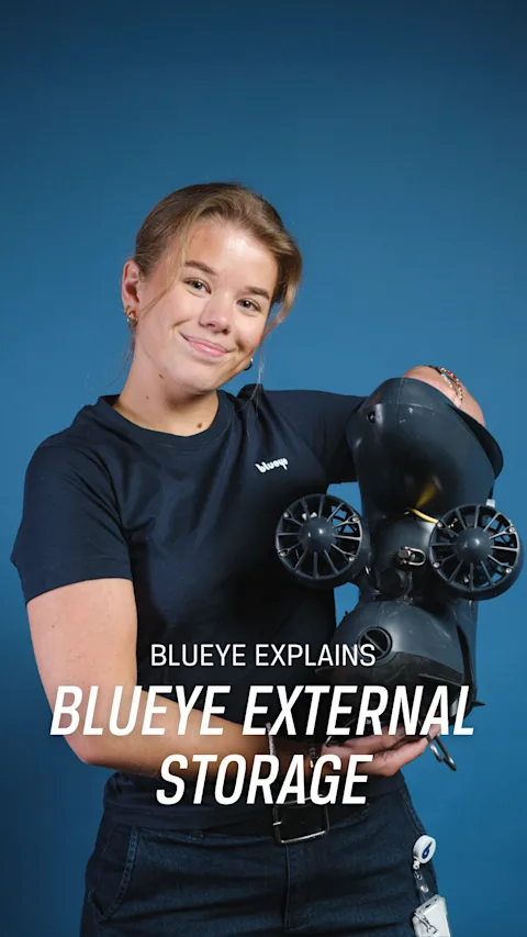 Commercial intern Hanna Utne forklarer Blueye External Storage