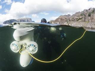 Blueye Pioneer and scuba diver ready to decent