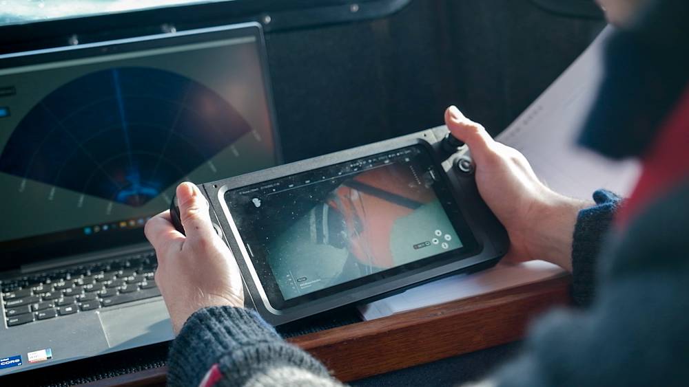 Blueye Robust Håndkontroller og sonar bilde på laptop