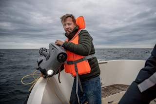 Expressen reporter holding Blueye - NORDSTREAM Byline Alex Ljungdahl - Expressen 13