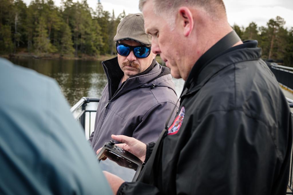 Battalion Chief Ryan Walsh og Captain Adam Stuart ser nærmere på Blueye Rugged Controller ved Baklidammen