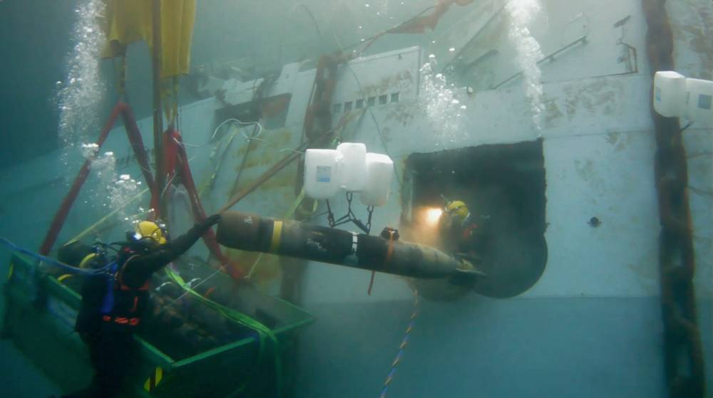 Norwegian Mine Clearance Divers removing torpedoes from Helge Ingstad