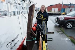 Amalie lifting the Blueye X3 up from the water. 