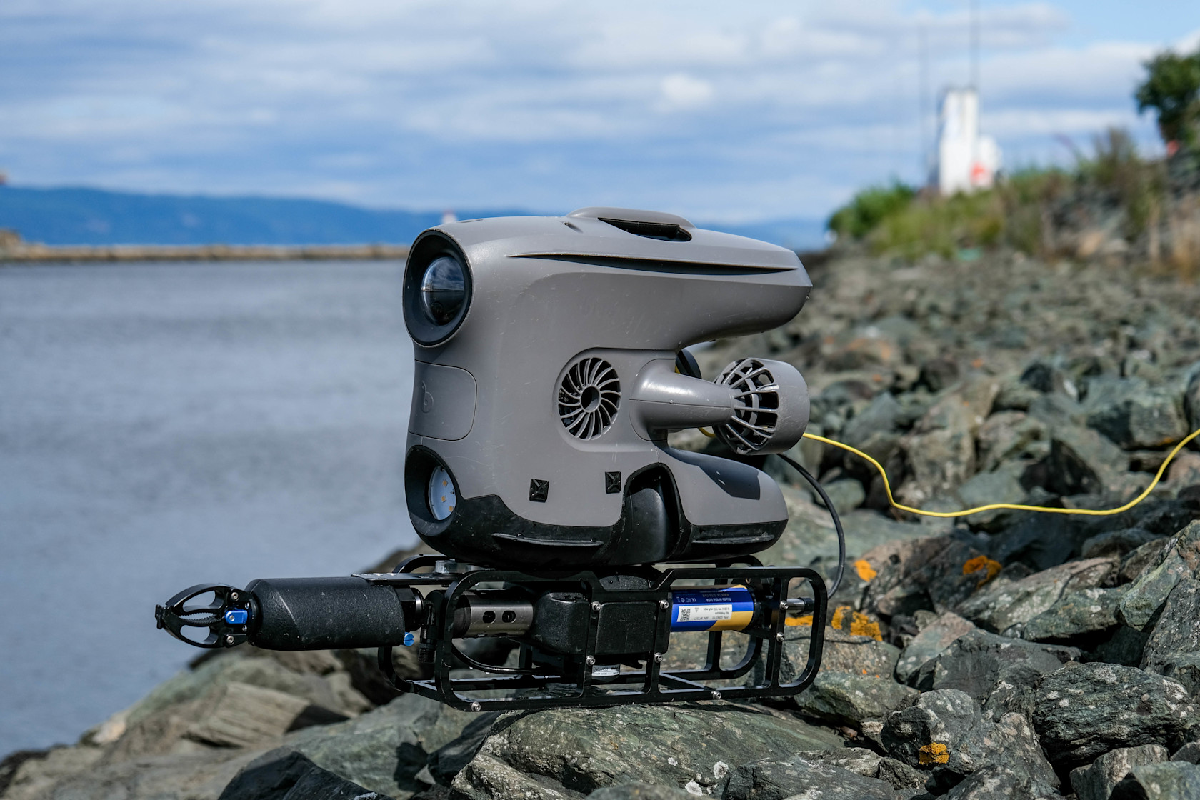 Mini ROV guide: small ROV for professional inspections | Blueye